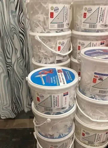 Staplade hinkar med kakelnivåsystem, så kallad nivåskruv