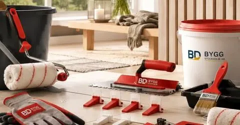 Verktyg märkta B&D Bygg: glättare, pensel, arbetshandske och hink, med nivåklips och roller